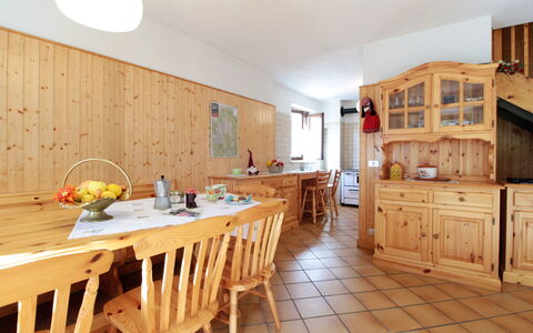 Baita a Pieve Tesino Mountain And Lake: Cabinetry, Propriété, Meubles, Table, Cuisine, Bois, Design Intérieur, Bâtiment, Tache De Bois, Tiroir