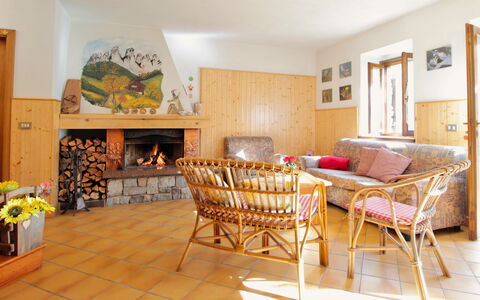 Baita a Pieve Tesino Mountain And Lake: Meubles, Propriété, Table, Bois, Textile, Design Intérieur, Confort, Chaise, Orange, Architecture
