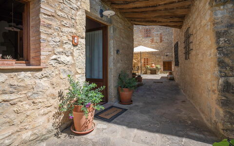 Chiara House In Galenda, Chianti, Pool And Nature: Plante, Pot De Fleur, Bâtiment, Plante D'Appartement, Fenêtre, Bois, Paysage, Sol, Brique, Maison