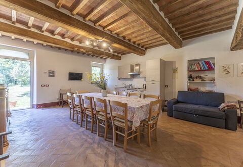 Le Casaline Di Sopra, Massa Marittima: Table, Meubles, Propriété, Canapé, Plante D'Appartement, Bois, Fenêtre, Design Intérieur, Sol, Sol