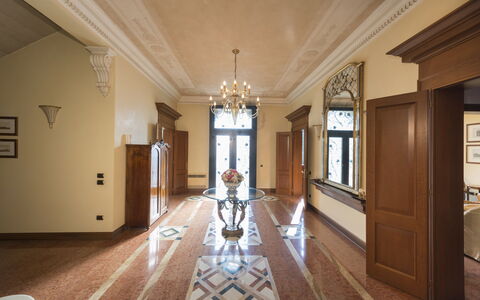 Villa Paola In Padova With Ac: Propriété, Bâtiment, Bois, Cadre, Salle, Design Intérieur, Sol, Sol, Porte, Mur