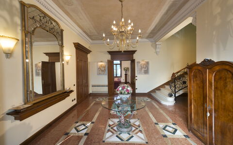 Villa Paola In Padova With Ac: Propriété, Cadre, Éclairage, Bois, Design Intérieur, Miroir, Sol, Salle, Sol, Bâtiment