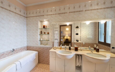 Villa Paola In Padova With Ac: Miroir, Robinet, Luminaire Plomberie, Évier, Propriété, Meubles, Lavabo, Armoire De Toilette, Salle De Bains, Design Intérieur