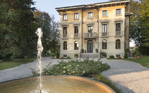Villa Paola In Padova With Ac: L'Eau, Bâtiment, Plante, Propriété, Ciel, Fenêtre, Fontaine, Herbe, Arbre, Immobilier