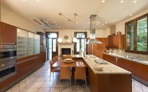 Villa Paola In Padova With Ac: Table, Bâtiment, Meubles, Chaise, Comptoir, Cabinetry, Plante D'Appartement, Bois, Design Intérieur, Sol