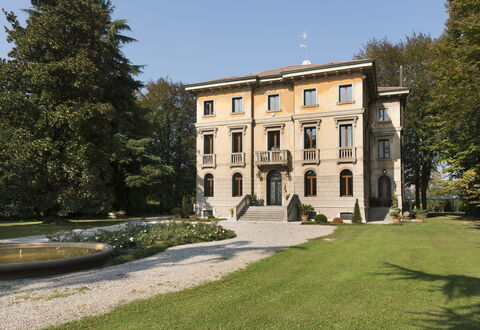 Villa Paola In Padova With Ac: Plante, Bâtiment, Propriété, Ciel, Fenêtre, Arbre, Herbe, Façade, Teintes Et Ombres