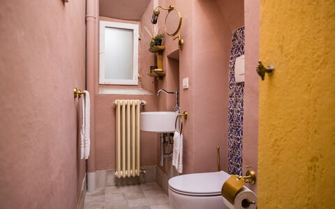Rose's Palace: Propriété, Bâtiment, Luminaire Plomberie, Bois, Violet, Lavabo, Siège De Toilette, Toilette, Évier, Salle De Bains