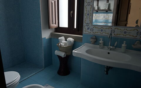 San Noto House With Pool Ac Wifi: Bleu, Lavabo, Luminaire Plomberie, Salle De Bains, Design Intérieur, Évier, Sol, Robinet, Sol, Plomberie