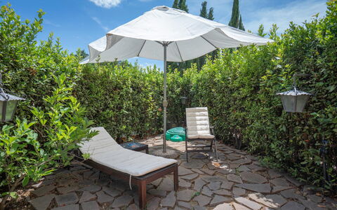 Torri 15 Holiday Home: Plante, Ciel, Meubles, Propriété, Nuage, Botanique, Ombre, Mobilier De Jardin, Parapluie, Herbe