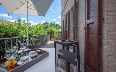 Torri 15 Holiday Home: Ciel, Bâtiment, Propriété, Table, Meubles, Nuage, Vaisselle, Fenêtre, Architecture, Pot De Fleur