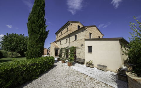 Villa Gelso: Nuage, Ciel, Plante, Bâtiment, Fenêtre, Arbre, Maison, Lot Terre, Immobilier, Paysage