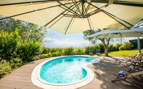 Villa Gelso: L'Eau, Plante, La Nature, Piscine, Ombre, Arbre, Ciel, Bâtiment, Loisir, Parapluie