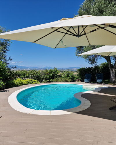 Villa Gelso: L'Eau, Plante, Propriété, Ciel, Piscine, Parapluie, Bleu Azur, Ombre, Arbre, Plan D'Eau