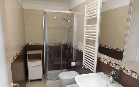 Loft San Giovanni in Gallipoli: Propriété, Évier, Luminaire Plomberie, Porte De Douche, Bâtiment, Robinet, Salle De Bains, Douche, Design Intérieur