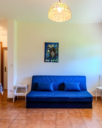 Caria 1: Propriété, Meubles, Bleu, Bleu Azur, Canapé, Bois, Éclairage, Décoration, Cadre, Table