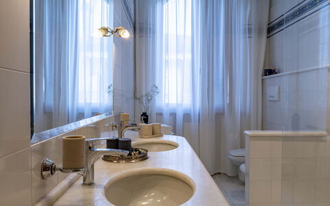 Villa i Portici: Miroir, Robinet, Luminaire Plomberie, Évier, Propriété, Lavabo, Salle De Bains, Bois, Design Intérieur, Rideau