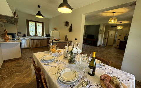 Casa Viviani: Aliments, Table, Vaisselle, Meubles, Bouteille, Assiette, Design Intérieur, Nappe De Table, Chaise, Vaisselle