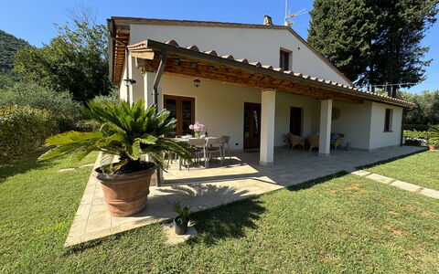 Casa Viviani: Plante, Ciel, Bâtiment, Propriété, Fenêtre, Arbre, Maison, Ombre, Lot Terre, Porte