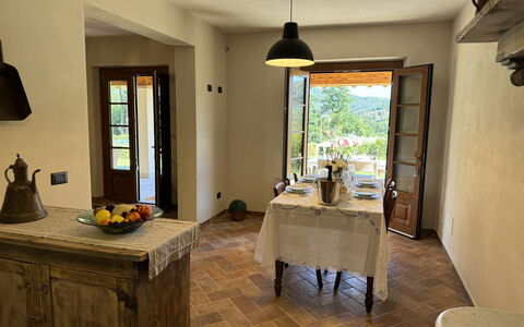 Casa Viviani: Table, Propriété, Meubles, Cabinetry, Fenêtre, Bois, Plante, Éclairage, Plante D'Appartement, Cuisine