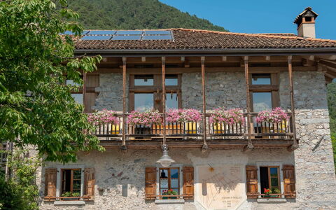 La Meridiana: Mur, Maison, Porte, Balcon, Chalet, Chaîne De Montagnes, Vallée, Mur De Pierre, Village De Montagne, Plante D'Appartement