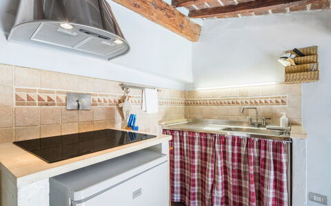 Belle Donne Apartment, Tornabuoni, Florence, Wifi: Cabinetry, Propriété, Robinet, Comptoir, Produit, Luminaire Plomberie, Bâtiment, Cuisine, Évier, Bois