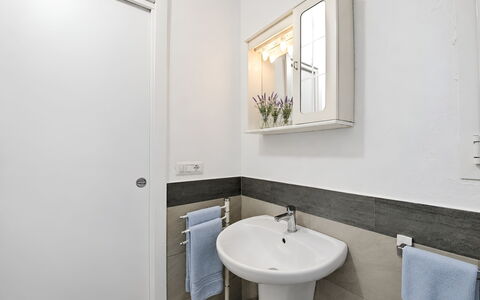 La Casa dei Nonni: Mur, Lavabo, Luminaire Plomberie, Sol, Design Intérieur, Évier, Sol, Salle De Bains, Domicile, Porte