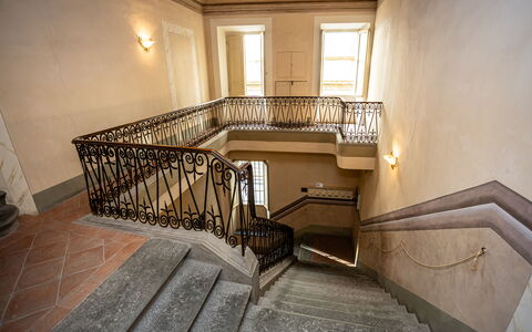 Appartamento Vagnucci: Propriété, Escaliers, Bois, Design Intérieur, Bâtiment, Sol, Fenêtre, Sol, Balustre