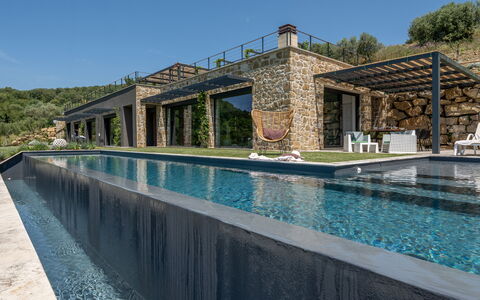 Villa Paradise: L'Eau, Ciel, Propriété, Bleu Azur, Plan D'Eau, Bâtiment, Plante, Piscine, Loisir, Arbre