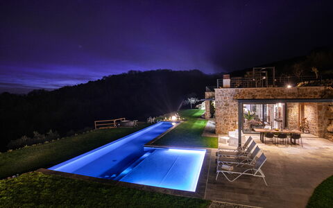 Villa Paradise: L'Eau, Plante, Ciel, Meubles, Bâtiment, La Nature, Bleu Azur, Piscine, Chaise, Herbe