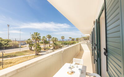 Apartment Balcony Sea View - Gallipoli: Ciel, Nuage, Propriété, Plante, Bâtiment, Ombre, Arbre, Maison, Immobilier, Arecales