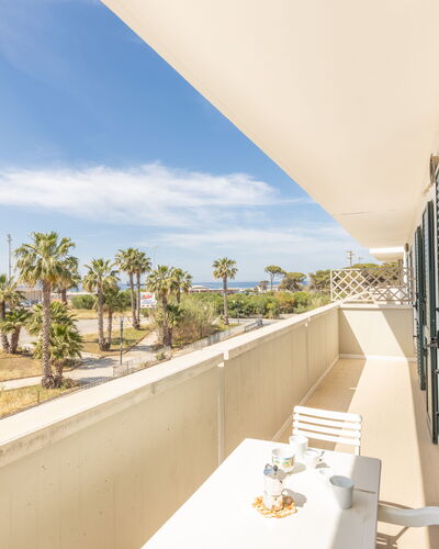 Apartment Balcony Sea View - Gallipoli: Ciel, Nuage, Propriété, Plante, Bâtiment, Ombre, Arbre, Maison, Immobilier, Arecales