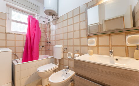 Apartment Living In Baia Verde - Gallipoli: Robinet, Luminaire Plomberie, Miroir, Lavabo, Évier, Armoire De Toilette, Propriété, Bâtiment, Violet, Salle De Bains