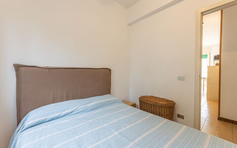 Apartment Living In Baia Verde - Gallipoli: Meubles, Confort, Bleu Azur, Textile, Bois, Ombre, Lit, Bâtiment, Oreiller