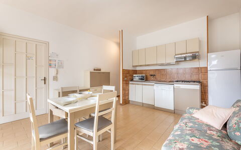 Apartment Living In Baia Verde - Gallipoli: Meubles, Cabinetry, Comptoir, Table, Bâtiment, Cuisine, Chaise, Bois, Sol, Sol