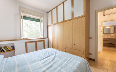Apartment Living In Baia Verde - Gallipoli: Propriété, Miroir, Meubles, Fenêtre, Bâtiment, Bois, Cabinetry, Confort, Textile