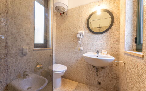 Villetta Estiva With Private Pool Gallipoli: Miroir, Marron, Robinet, Luminaire Plomberie, Évier, Lavabo, Propriété, Salle De Bains, Violet, Bois
