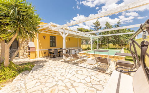 Villetta Estiva With Private Pool Gallipoli: Ciel, Nuage, Bâtiment, Plante, Piscine, Maison, Mobilier De Jardin, Arbre, Chaise, Ombre