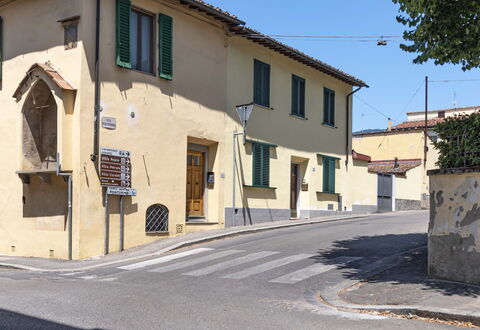Florentine Careggi Loft: Ciel, Propriété, Fenêtre, Bâtiment, Surface De La Route, Arbre, Zone Résidentielle, Maison, Asphalte, Plante