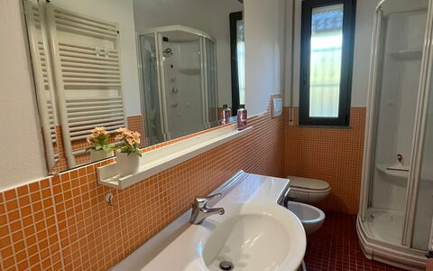 Bell'aria Apartment: Miroir, Robinet, Évier, Luminaire Plomberie, Lavabo, Salle De Bains, Violet, Bois, Architecture, Design Intérieur