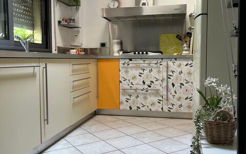Bell'aria Apartment: Cabinetry, Comptoir, Cuisinière, Plante, Cuisine, Appareil De Cuisine, Bâtiment, Sol, Bois, Design Intérieur