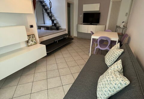 Bell'aria Apartment: Propriété, Bâtiment, Confort, Éclairage, Bois, Design Intérieur, Architecture, Lampe, Sol, Sol