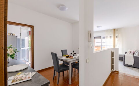 Fano Suite Apartment: Meubles, Table, Plante, Chaise, Bâtiment, Bois, Design Intérieur, Orange, Plante D'Appartement, Fenêtre
