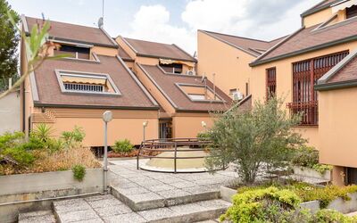 Fano Suite Apartment: Plante, Ciel, Bâtiment, Propriété, Fenêtre, Nuage, Maison, Lot Terre, Architecture, Design Urbain