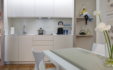 Butterfly With Beach & Breakfast Included: Propriété, Meubles, Cabinetry, Blanc, Table, Design Intérieur, Plante, Rayonnage, Fleur