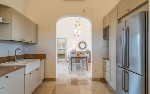 Villa Monamu: Evier, Cabinetry, Évier, Meubles, Propriété, Robinet, Luminaire Plomberie, Comptoir, Bois, Bâtiment