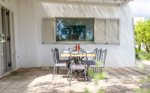 Villa Monamu: Meubles, Table, Bâtiment, Fenêtre, Plante, Bois, Chaise, Design Intérieur, Arbre, Ombre