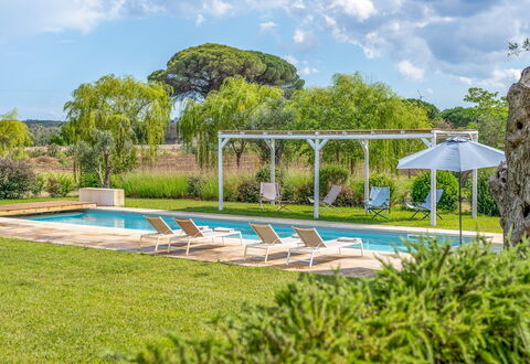 Villa Monamu: Nuage, L'Eau, Plante, Ciel, Bleu Azur, Botanique, Piscine, Arbre, Paysage Naturel, Ombre