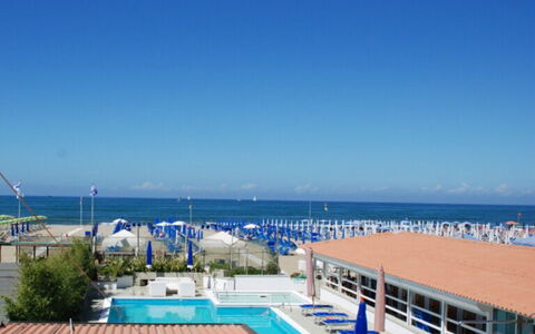 Boheme With Beach & Breakfast Included: L'Eau, Ciel, Nuage, Plante, Cotiers Et Relief Océaniques, Piscine, Plage, Loisir, Arbre, Horizon