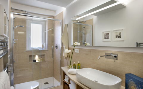 Tosca With Beach & Breakfast Included: Miroir, Robinet, Luminaire Plomberie, Évier, Propriété, Salle De Bains, Lavabo, Violet, Bâtiment, Design Intérieur