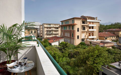 Tosca With Beach & Breakfast Included: Bâtiment, Ciel, Propriété, Fenêtre, Nuage, Architecture, Design Urbain, Condominium, Plante, Zone Résidentielle